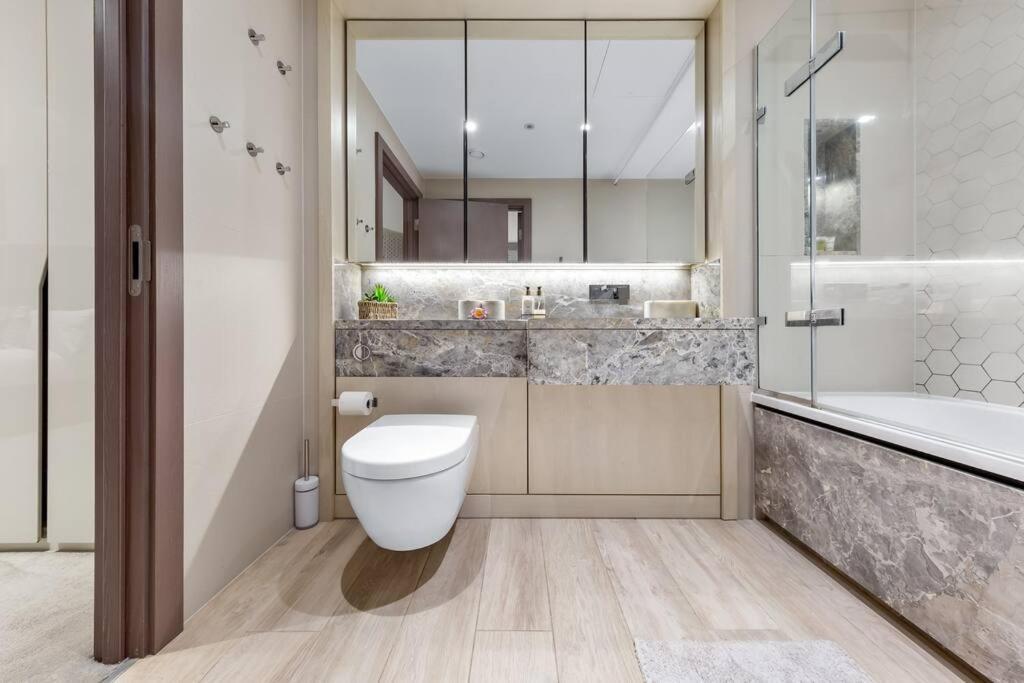Bright Balcony Retreat Hammersmith Apartment *