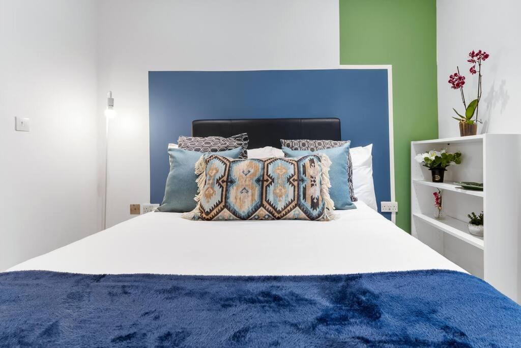 Bright Balcony Retreat Hammersmith Apartment London