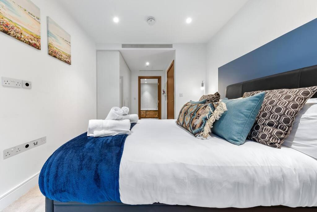 Bright Balcony Retreat Hammersmith Apartment